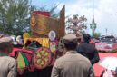 Salah satu peserta Mobil Hias melintas di depan panggung kehormatan, Sabtu (11/10/2025) foto: Indrapriyadi 