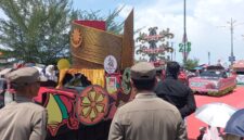 Salah satu peserta Mobil Hias melintas di depan panggung kehormatan, Sabtu (11/10/2025) foto: Indrapriyadi 