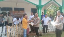 Polres Tanggamus saat berikan bantuan Bapokting kepada masyarakat, Kamis (2/10/2025) foto: Sapruddin 
