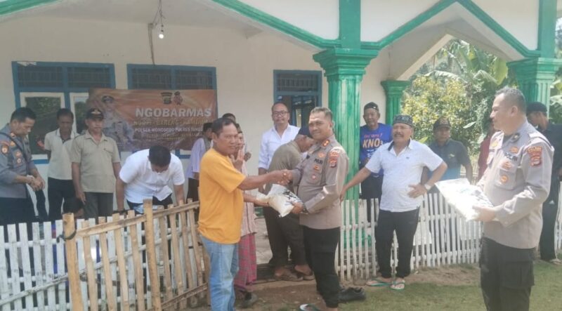 Polres Tanggamus saat berikan bantuan Bapokting kepada masyarakat, Kamis (2/10/2025) foto: Sapruddin 