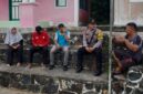 Salah satu Personil Polsek Palmatak menyerap aspirasi masyarakat setempat, Kamis (2/10/2025) foto: Wan Yudi/Polres Anambas 