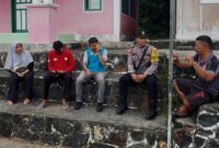 Salah satu Personil Polsek Palmatak menyerap aspirasi masyarakat setempat, Kamis (2/10/2025) foto: Wan Yudi/Polres Anambas 