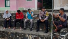 Salah satu Personil Polsek Palmatak menyerap aspirasi masyarakat setempat, Kamis (2/10/2025) foto: Wan Yudi/Polres Anambas 