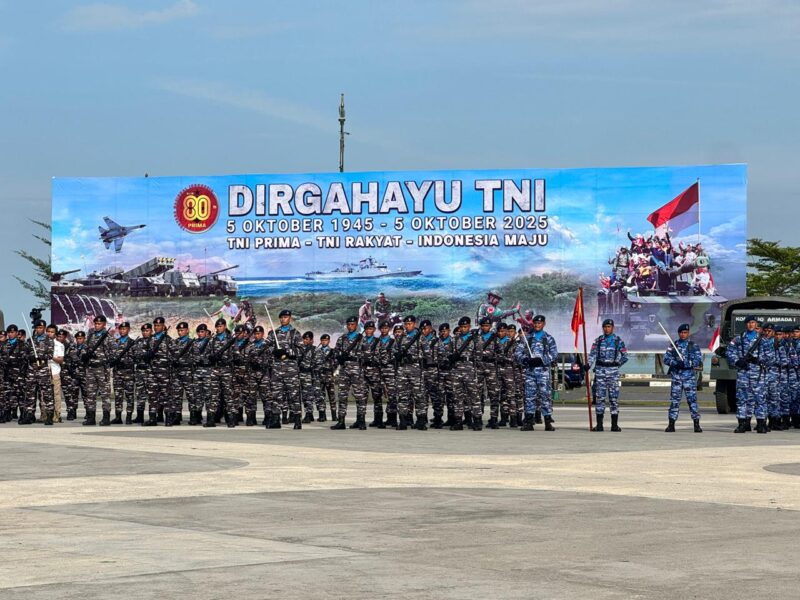 Suasana kebersamaan upacara peringatan HUT ke-80 TNI di Tugu Sirih Tepi Laut Tanjungpinang, Minggu (5/10/2025) foto: istimewa 