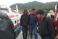 Terduga pelaku A di bawa oleh anggota polsek jemaja ke Polres Tarempa memakai fery Cepat, Citra Indomas, Minggu, 5 Oktober 2025, foto istimewa 