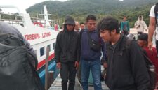 Terduga pelaku A di bawa oleh anggota polsek jemaja ke Polres Tarempa memakai fery Cepat, Citra Indomas, Minggu, 5 Oktober 2025, foto istimewa 