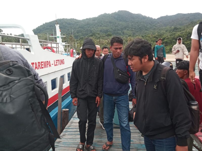 Terduga pelaku A di bawa oleh anggota polsek jemaja ke Polres Tarempa memakai fery Cepat, Citra Indomas, Minggu, 5 Oktober 2025, foto istimewa 