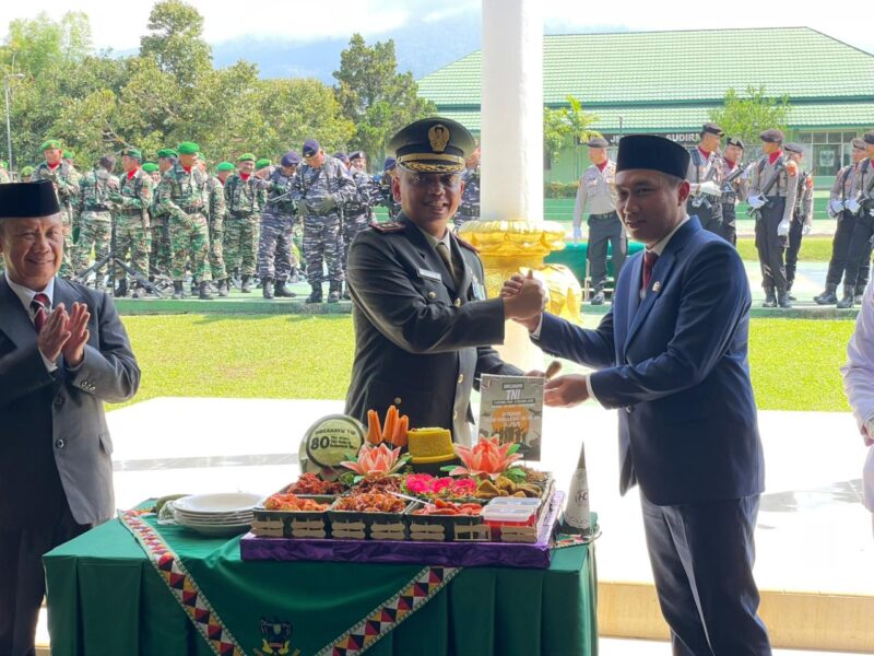 Momen keakraban pada HUT Ke 80 TNI di Aula Makodim 0424/Tanggamus, Minggu (5/10/2025) foto: Sapruddin 