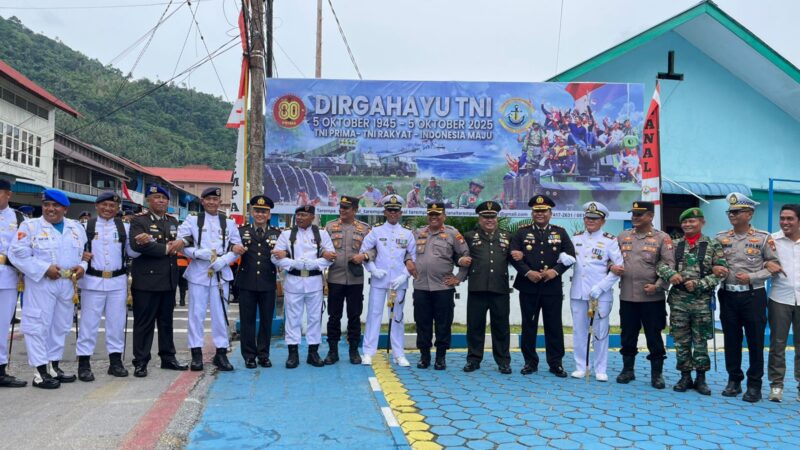 Kekompakan TNI Polri di ujung negeri pada peringatan HUT ke-80 TNI, Minggu (5/10/2025) foto: Wan Yudi 