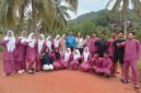 Sekelompok anak sekolah saat berfoto dengan Bupati Kepulauan Anambas Aneng, Minggu (5/10/2025) foto: Wan Yudi 