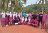 Sekelompok anak sekolah saat berfoto dengan Bupati Kepulauan Anambas Aneng, Minggu (5/10/2025) foto: Wan Yudi 