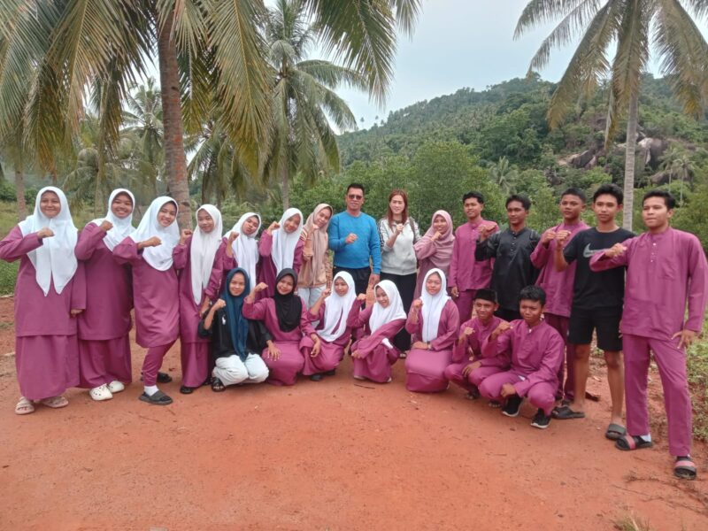 Sekelompok anak sekolah saat berfoto dengan Bupati Kepulauan Anambas Aneng, Minggu (5/10/2025) foto: Wan Yudi 