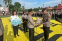 Kapolresta Tanjungpinang berikan penghargaan kepada personilnya, Senin (6/10/2025) foto: Polresta Tanjungpinang 