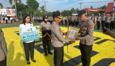 Kapolresta Tanjungpinang berikan penghargaan kepada personilnya, Senin (6/10/2025) foto: Polresta Tanjungpinang 