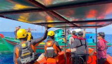 Tim SAR gabungan saat mengevakuasi Awak KM Selat Meranti yang tenggelam, Selasa (7/10/2025) foto: Wan Yudi/SAR Natuna 