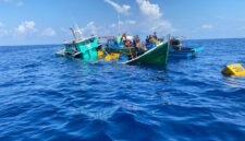 Proses penyelamatan Kru KM Selat Meranti oleh tim Gabungan, Selasa (7/10/2025) foto: Polairud Polres Anambas/Wan Yudi 