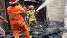 Petugas Damkar Pemalang berjibaku memadamkan kobaran api, Jumat (10/10/2025) foto: Ragil