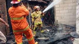 Petugas Damkar Pemalang berjibaku memadamkan kobaran api, Jumat (10/10/2025) foto: Ragil