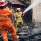 Petugas Damkar Pemalang berjibaku memadamkan kobaran api, Jumat (10/10/2025) foto: Ragil