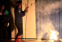 Pembakaran sarang tawon Vespa oleh Damkar Pemalang, Selasa (28/10/2025) foto: Ragil