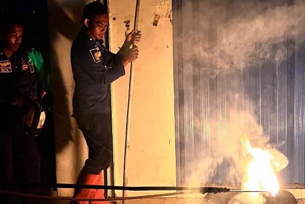 Pembakaran sarang tawon Vespa oleh Damkar Pemalang, Selasa (28/10/2025) foto: Ragil