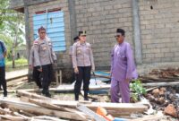 Kapolres Bintan meninjau lokasi rumah warga yang terkena bencana alam, Jumat (31/10/2025) foto: Polres Bintan