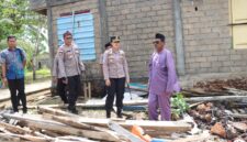Kapolres Bintan meninjau lokasi rumah warga yang terkena bencana alam, Jumat (31/10/2025) foto: Polres Bintan