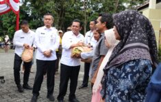 Ansar Serahkan 1350 Paket Sembako