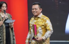 Gubernur Ansar 2