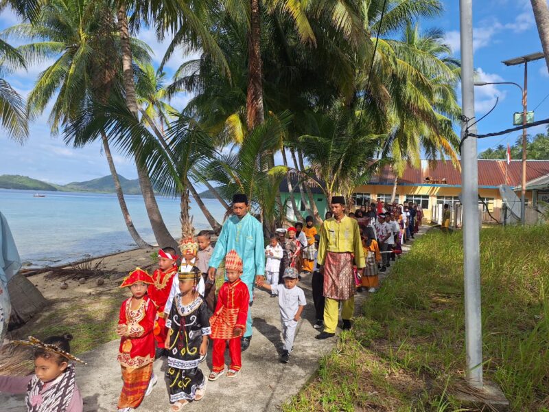 Guru SMPN 01 Sunggak dengan rasa nasionalisme dalam peringatan Hari Pahlawan Nasional, Senin (10/11/2025) foto: Wan Yudi 