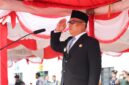 Wakil Gubernur Kepri, Nyanyang Haris Pratamura bersikap hormat kepada Bendera Merah Putih pada peringatan Hari Pahlawan digelar di halaman Kantor Gubernur Kepri, Dompak, Tanjungpinang, Senin (10/11/2025). (Enji/DISKOMINFO KEPRI)