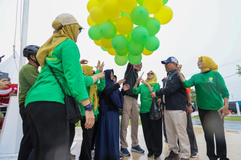 Wagub Nyanyang didampingi Ketua BKOW Provinsi Kepri Neny Dwiyana Nyanyang, melepas balon kegiatan Gowes Santai yang digelar di kawasan Tugu Sirih, Taman Gurindam 12, Tanjungpinang, Ahad (9/11). (Enji/DIKSOMINFOKEPRI)
