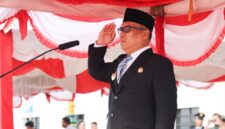 Wakil Gubernur Kepri, Nyanyang Haris Pratamura bersikap hormat kepada Bendera Merah Putih pada peringatan Hari Pahlawan digelar di halaman Kantor Gubernur Kepri, Dompak, Tanjungpinang, Senin (10/11/2025). (Enji/DISKOMINFO KEPRI)