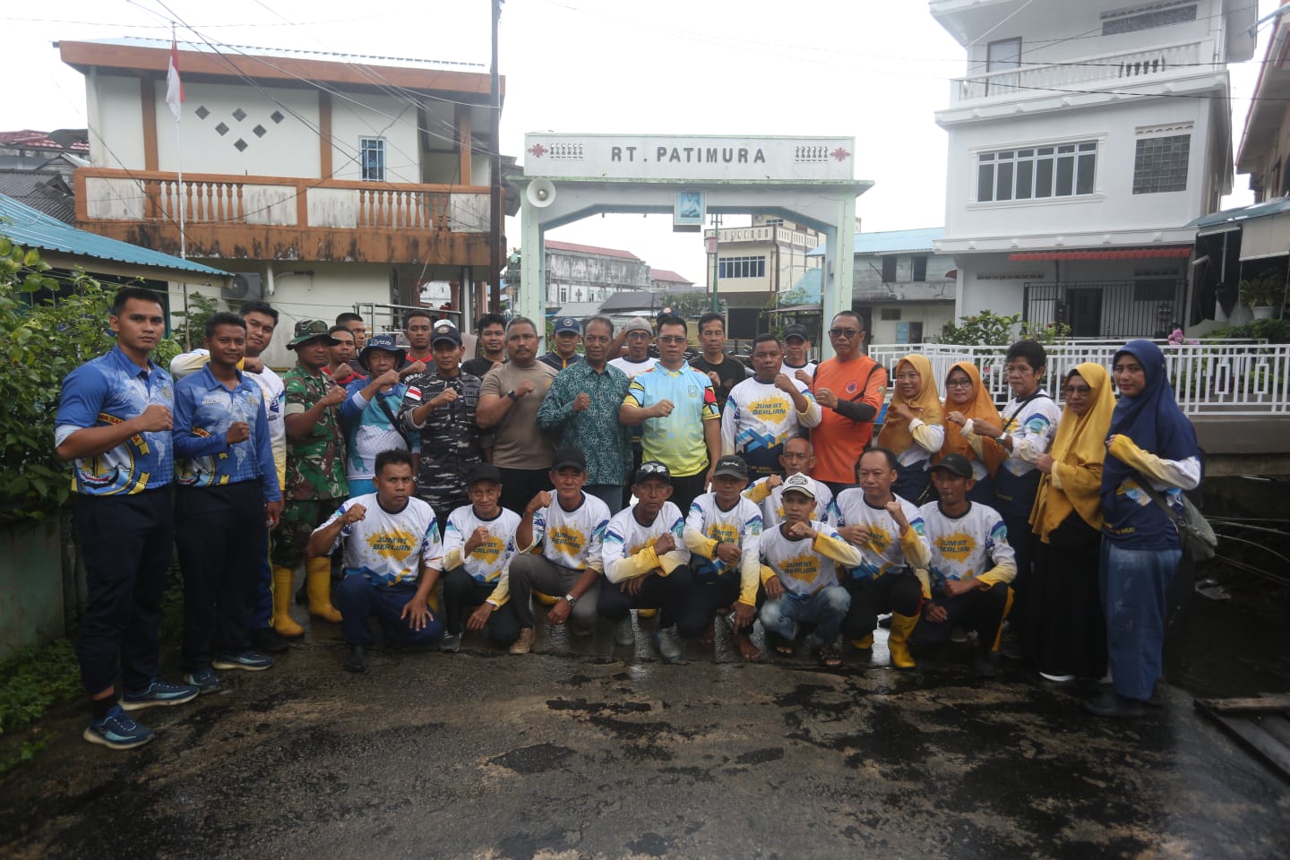 Bupati Aneng saat membersihkan Sungai Sugi dalam kegiatan gotong royong di Tarempa, Anambas
