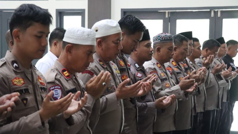 Personel Polres Lingga mengikuti Shalat Gaib sebagai wujud kepedulian terhadap korban bencana alam, Selasa (2/12/2025) foto: Polres Lingga 