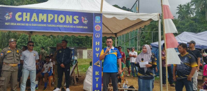Bupati Anambas Aneng menutup Turnamen mini Soccer Desa Matak, Minggu, (7/12/2025) foto: istimewa 