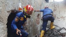 Petugas Damkar berupaya padamkan titik api, Kamis (25/12/2025) foto: Ragil