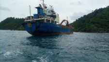 Sebuah kapal misterius berada di perairan Pekajang, Kamis (25/12/2025) foto: Istimewa 