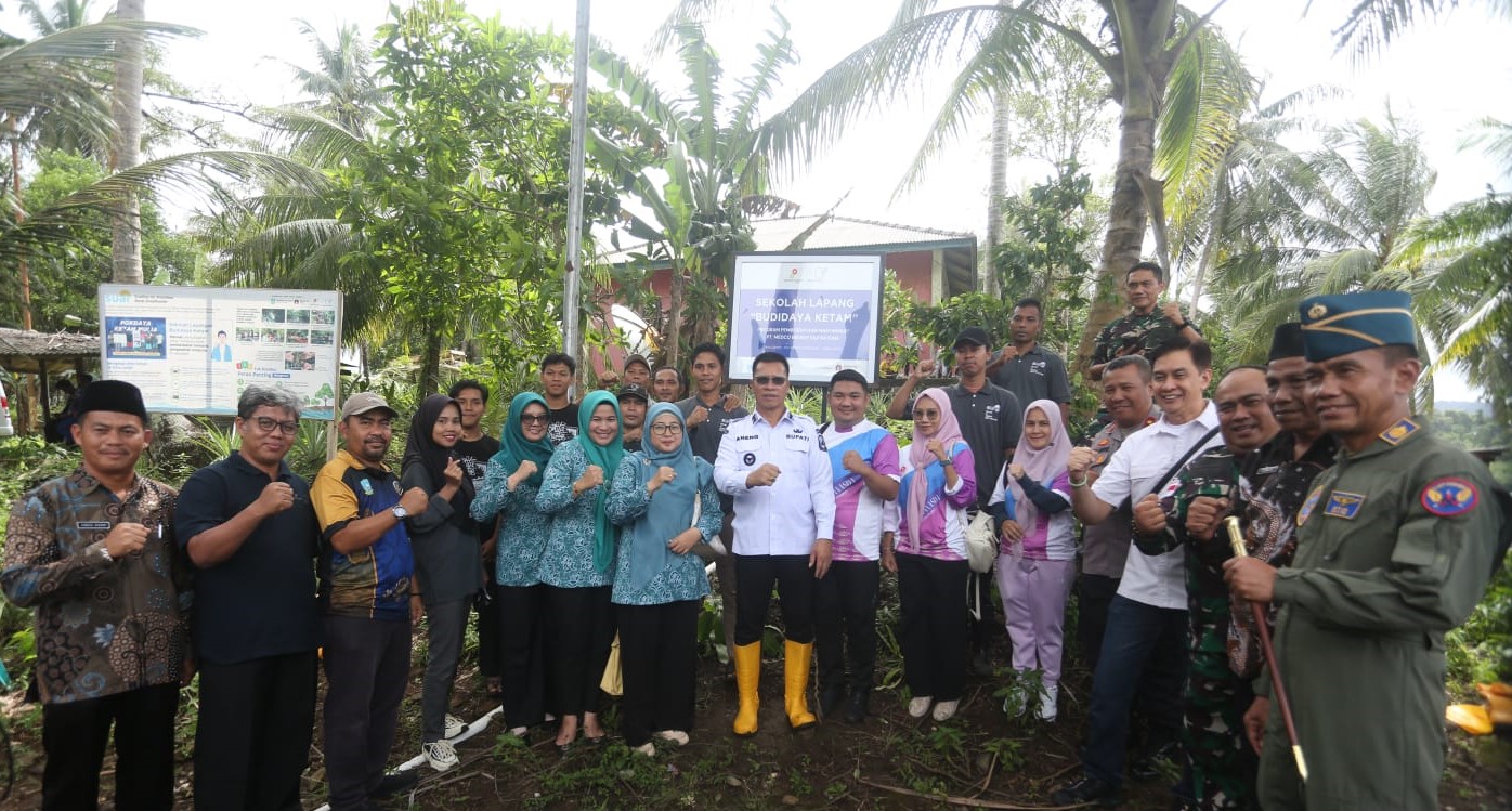 bupati anambas foto bersama madu dan ketam