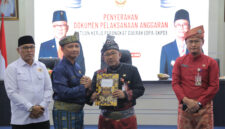 Walikota Tanjungpinang menyerahkan DPA SKPD 2026, Jumat (30/1/2026) foto: istimewa