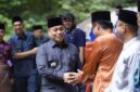 Bupati Lingga M Nizar bersalaman kepada pejabat eselon II, Jumat (30/1/2026) foto: istimewa 