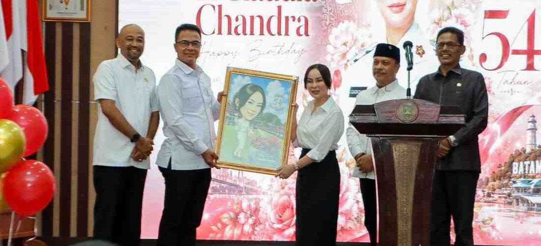 Pimpinan DPRD Batam Beri Ucapan Selamat Ulang Tahun ke 54 kepada Li Claudia Chandra