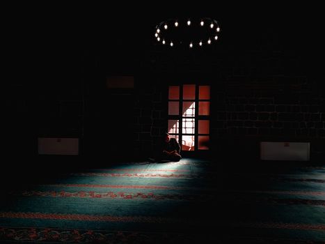 Ritual Muhasabah Perkotaan: Menemukan Ruang Hening di Antara Gemuruh Kesibukan Metropolitan