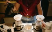 Ritual Menyeduh Kopi Manual Jadi Antidotum Kelelahan Digital Pekerja Perkotaan