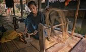 Mengolah Kain Tenun Tradisional Menjadi Busana Harian yang Nyaman dan Tetap Modis di Perkotaan