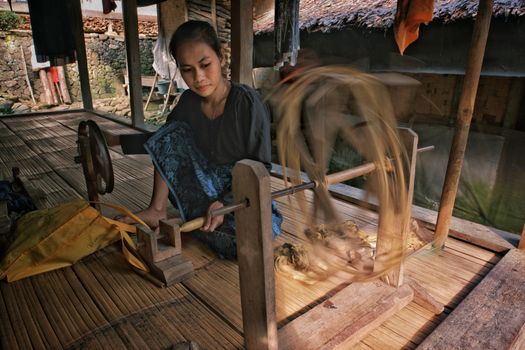 Mengolah Kain Tenun Tradisional Menjadi Busana Harian yang Nyaman dan Tetap Modis di Perkotaan
