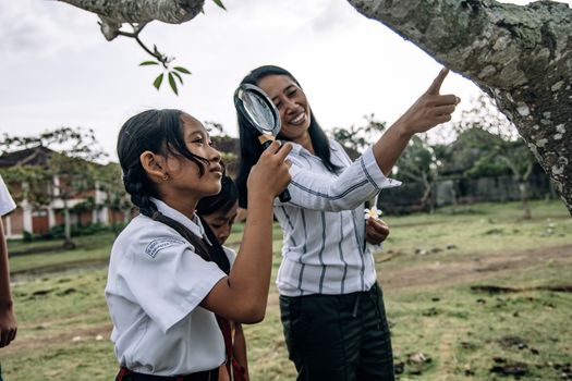 Merajut Kemandirian Belajar Generasi Muda Melalui Sanggar Komunitas Lintas Generasi di Daerah Pesisir