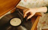 Kebangkitan Piringan Hitam Lagu Tema Film Indonesia dalam Perayaan Seni Populer Perkotaan
