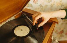 Kebangkitan Piringan Hitam Lagu Tema Film Indonesia dalam Perayaan Seni Populer Perkotaan
