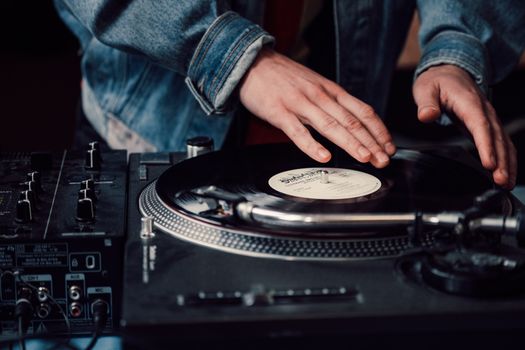 Kembalinya Pesona Musik Analog di Tengah Kejenuhan Hiburan Serba Digital Urban